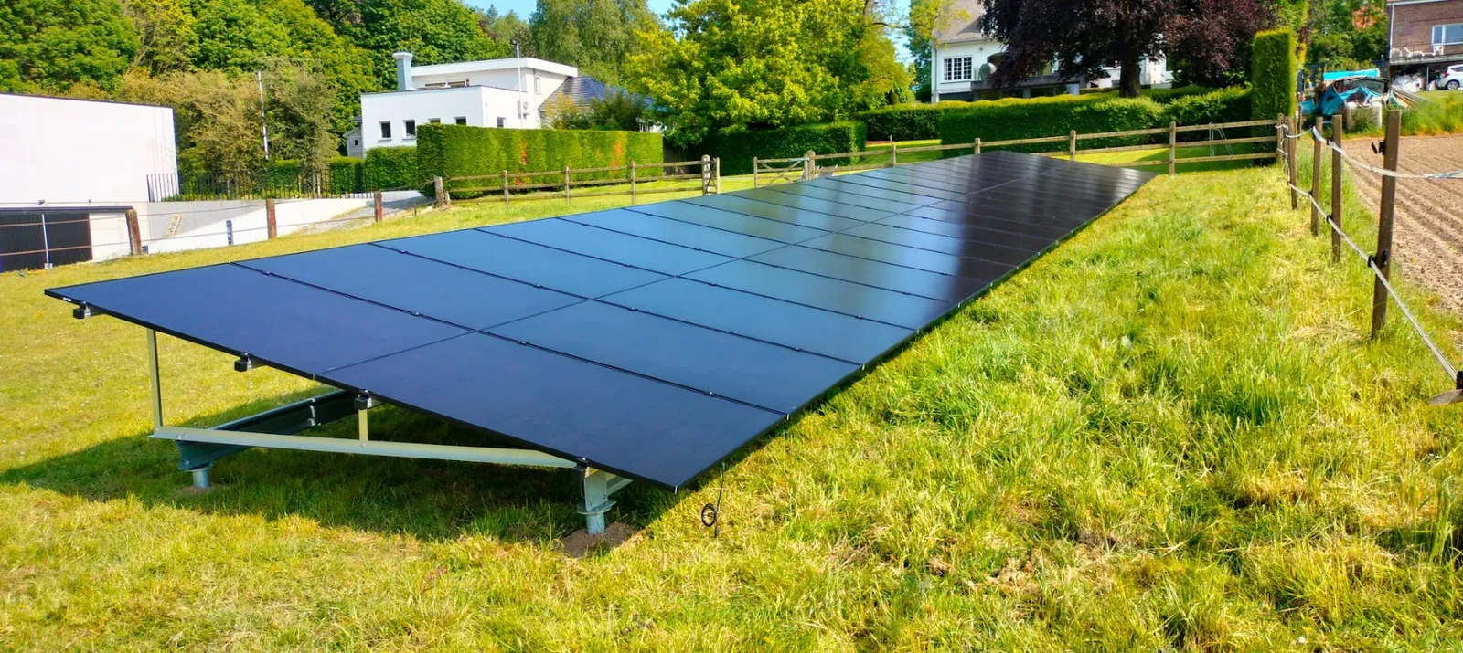Grondopstelling met zonnepanelen, een vrijstaande grondmontage met optimale oriëntatie — eigen installatie door Solarnation