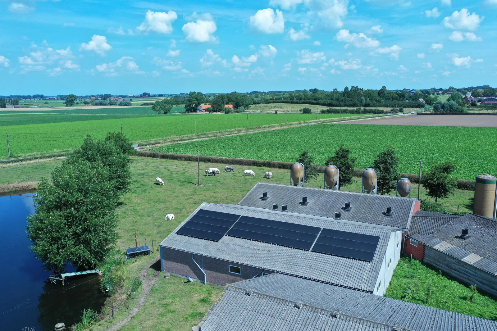 Metalen dak met zonnepanelen, bevestiging op golfplaten en sandwichpanelen — eigen installatie door Solarnation