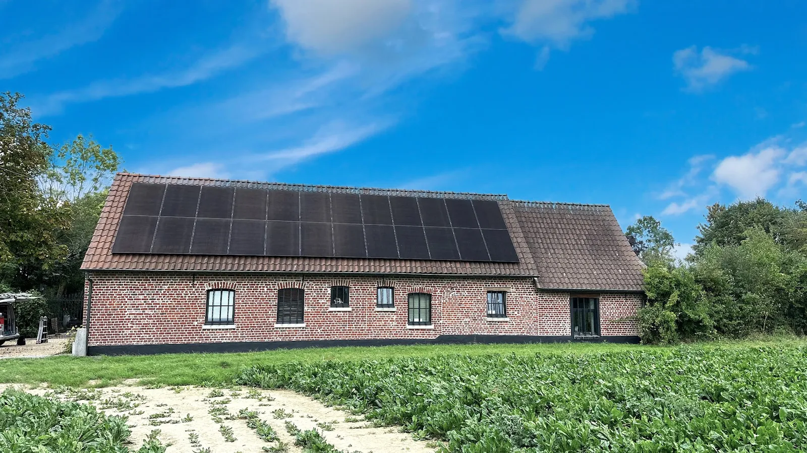 Pannendak met zonnepanelen, FlexFit dakhaken onder de pannen — eigen installatie door Solarnation