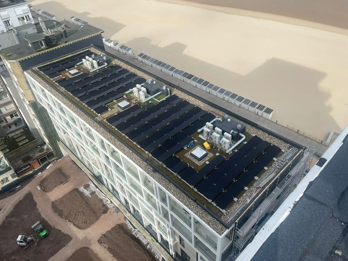 Plat dak met zonnepanelen, een geballaste oost-westopstelling zonder dakdoorboring — eigen installatie door Solarnation