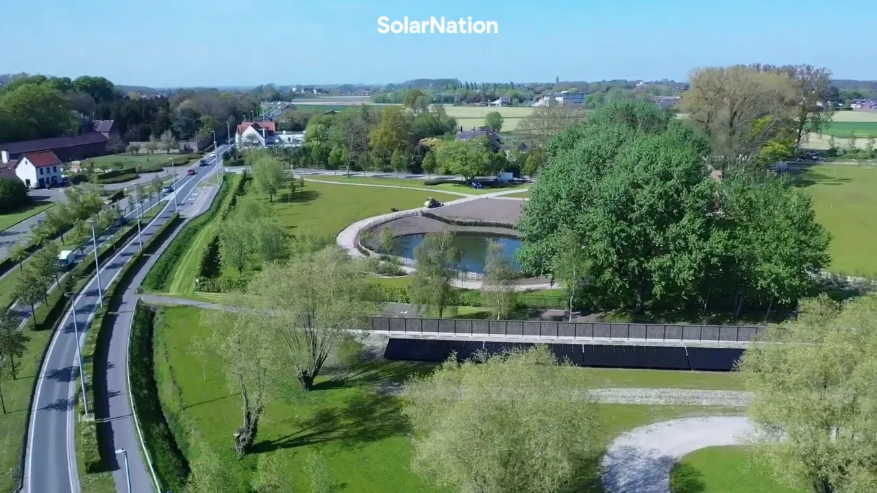 Drone-opname van de 30 kWp grondinstallatie met 112 kWh thuisbatterij bij een kasteel in Torhout — Solarnation
