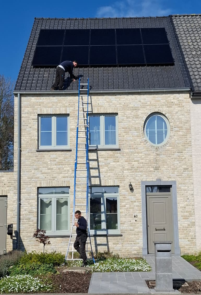 Sonnex NEX 475W back-contact zonnepanelen installatie op Belgisch hellend dak — full black glas-glas panelen