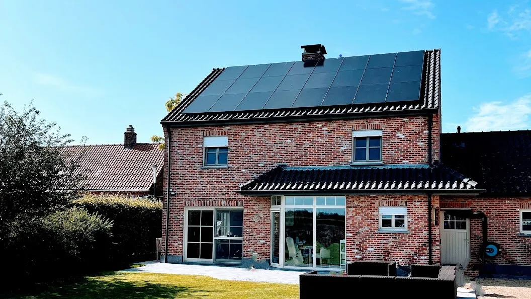 Sonnex NEX 475W full black zonnepanelen op hellend dak — bifaciaal glas-glas back-contact paneel