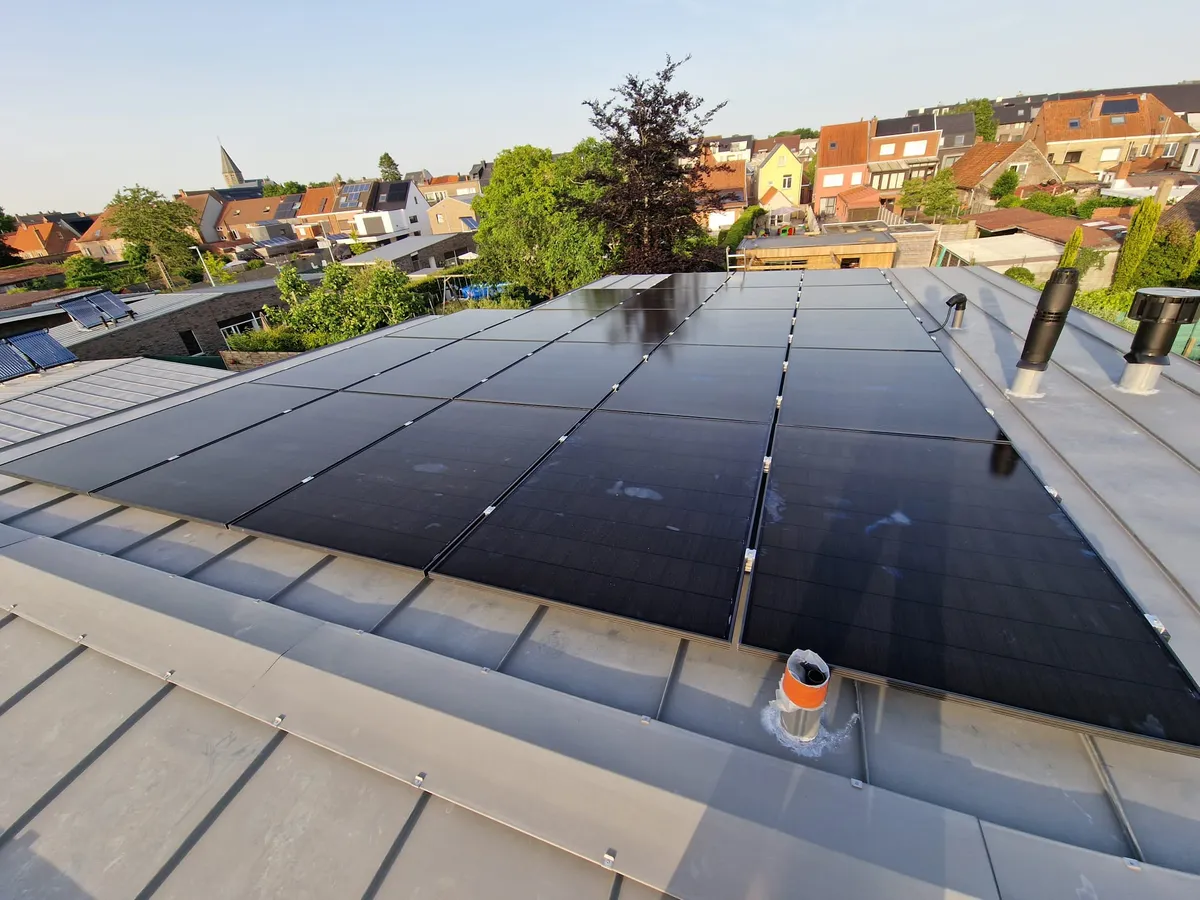 Zonnepanelen + Batterij + Slimme Sturing installatie Oostkamp — Solarnation