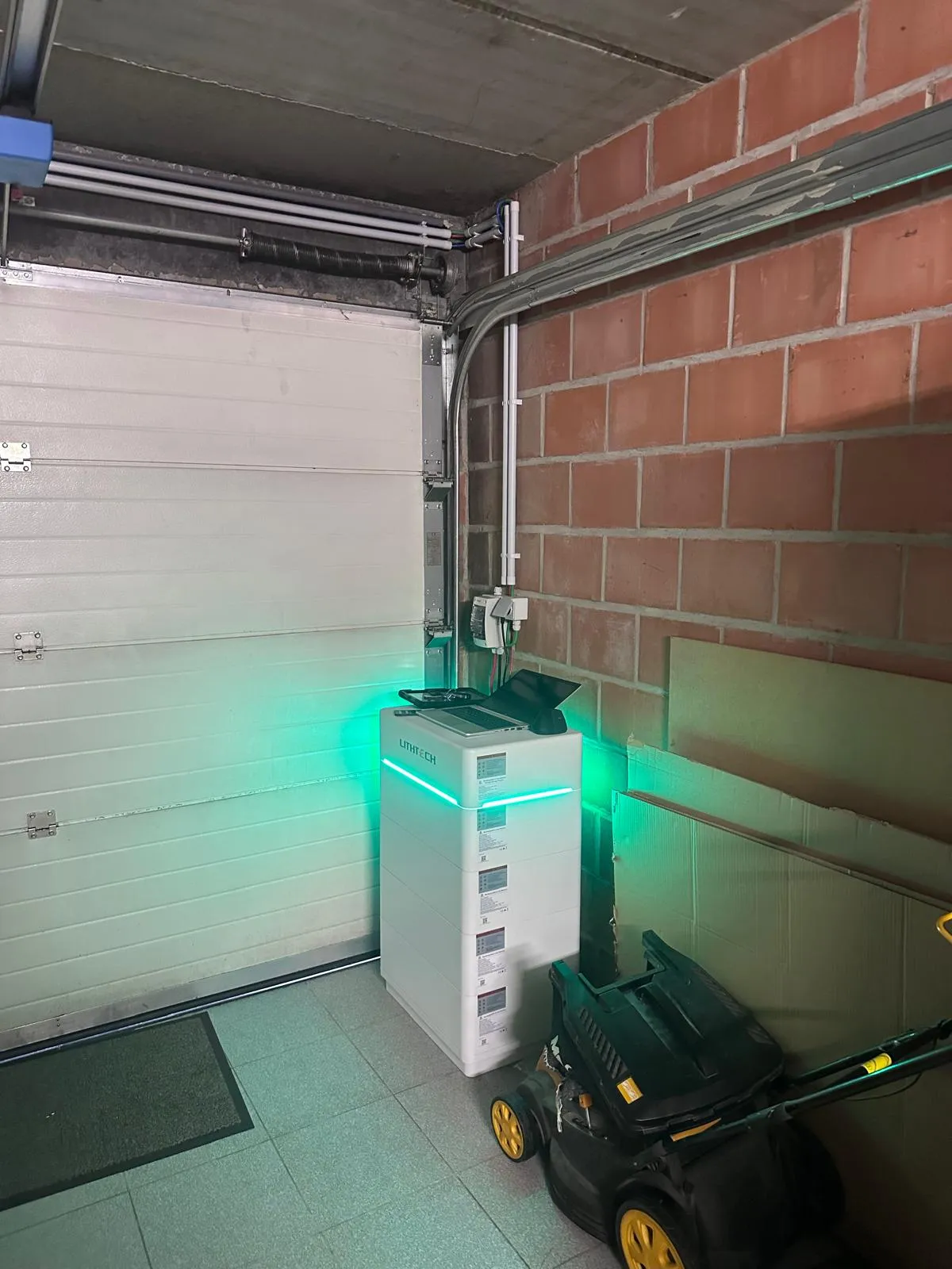 Zonnepanelen + Batterij + Slimme Sturing Roosdaal (1760) — Erkend installateur Solarnation Zonnepanelen + Batterij + Slimme Sturing installatie Roosdaal — Solarnation