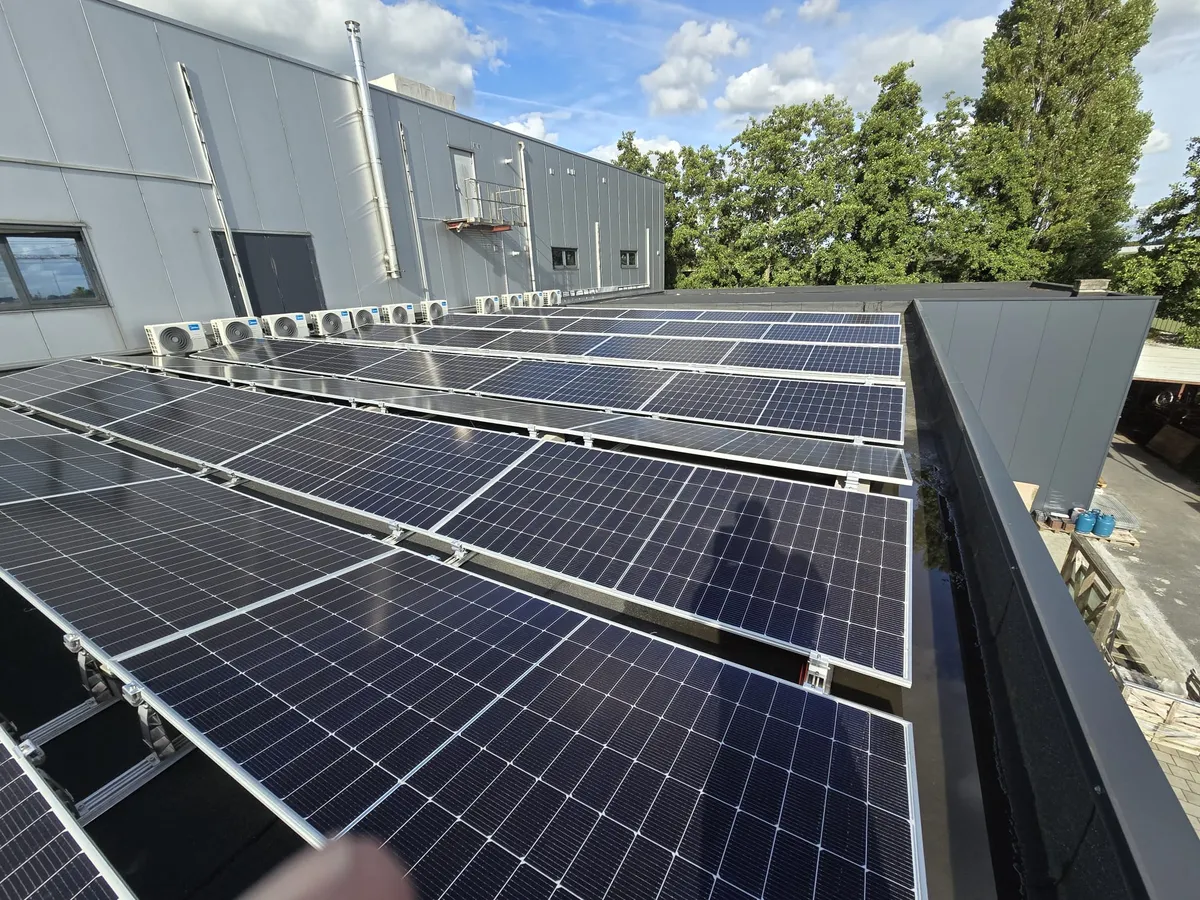 Zonnepanelen + Batterij + Slimme Sturing installatie Temse — Solarnation