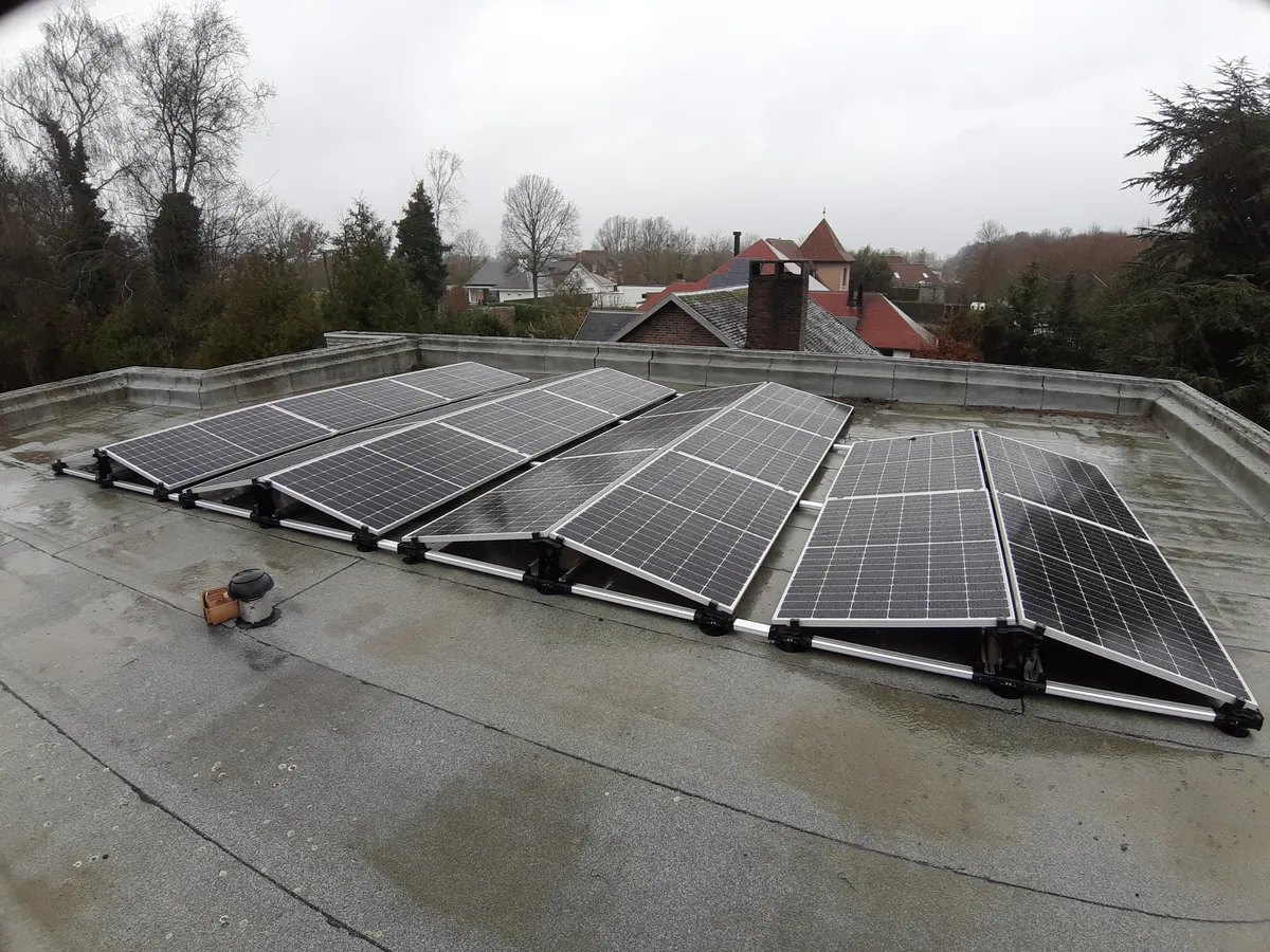 Zonnepanelen + Batterij + Slimme Sturing installatie Roeselare — Solarnation
