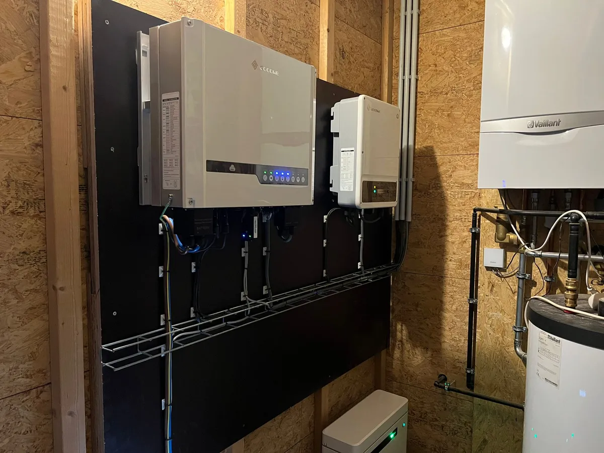Zonnepanelen + Batterij + Slimme Sturing installatie Kortrijk — Solarnation