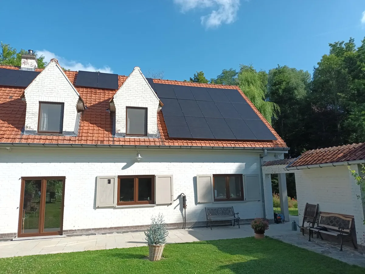 Zonnepanelen + Batterij + Slimme Sturing installatie Merelbeke — Solarnation
