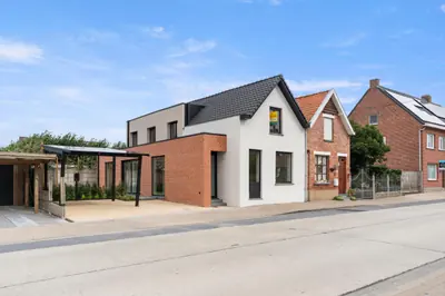 All-electric woning met solar carport All-electric gerenoveerde woning in Torhout met solar carport, warmtepompen en thuisbatterij