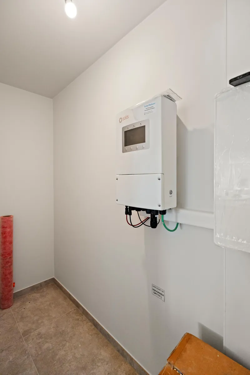 Hybride Solis-omvormer aan de wand van de technische berging in de woning in Torhout
