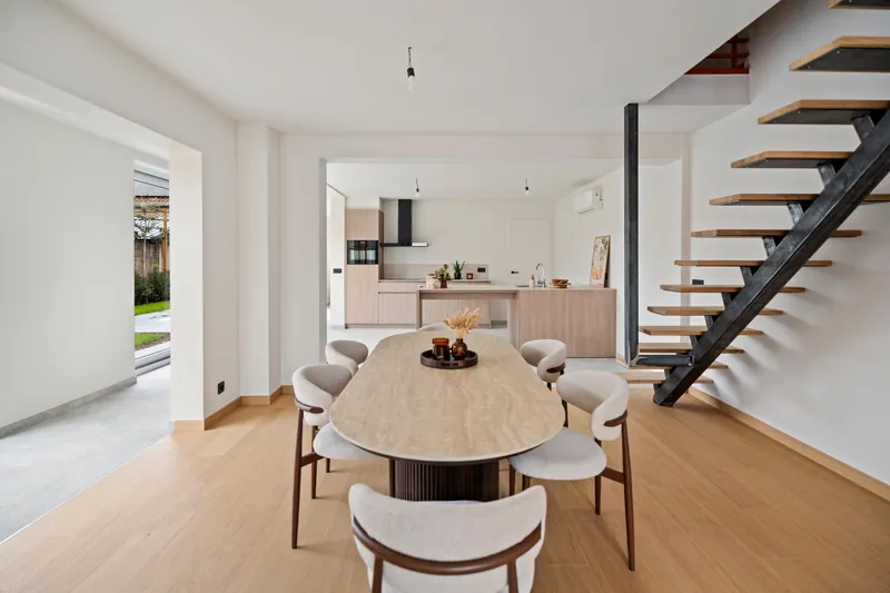 Open leefruimte met eettafel en keuken in de gerenoveerde woning in Torhout, verwarmd met lucht-luchtwarmtepompen
