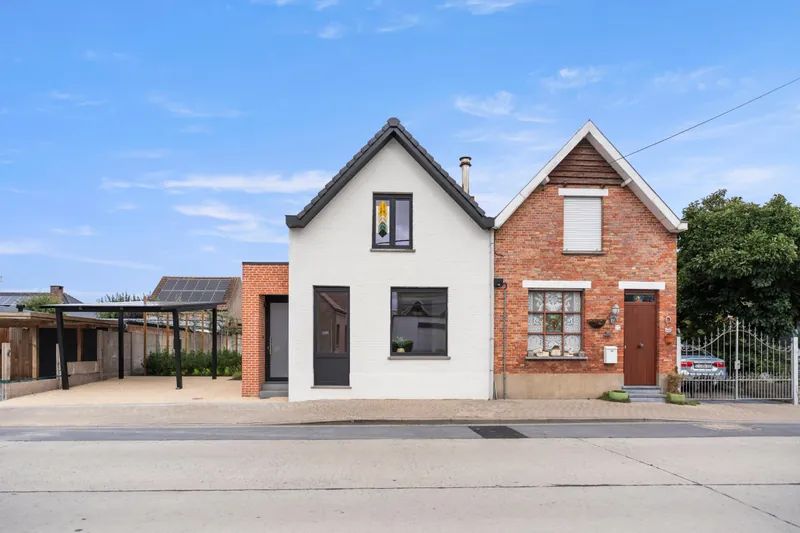 Voorgevel van de gerenoveerde woning in Torhout met links de solar carport van Solarnation
